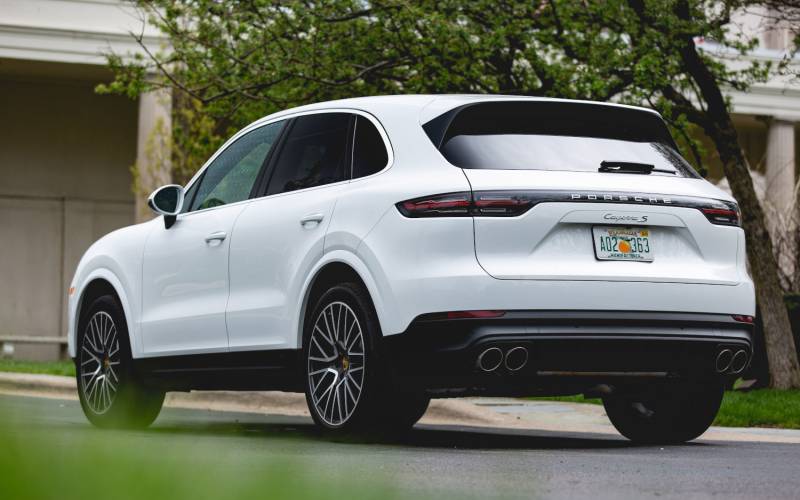 Comparison Porsche Cayenne S 2019 vs Porsche Cayenne GTS 2021